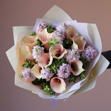 Букет из калл и маттиолы