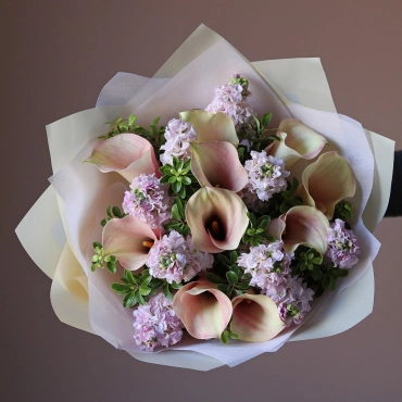 Букет из калл и маттиолы