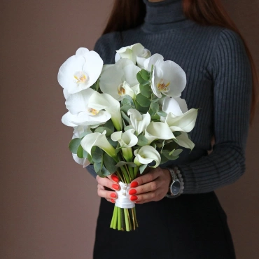 Букет невесты каллы и орхидеи