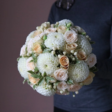 Букет невесты из георгин и роз