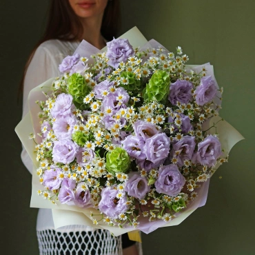 Ромашки и эустома букет