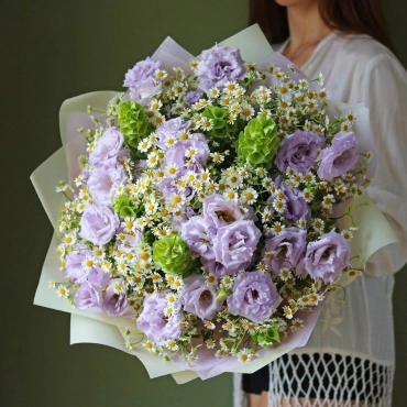 Ромашки и эустома букет