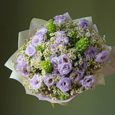 Ромашки и эустома букет