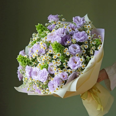 Ромашки и эустома букет