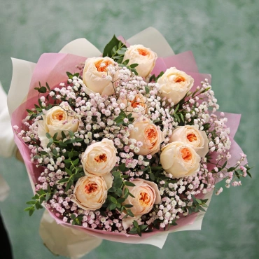 Розы с гипсофилой