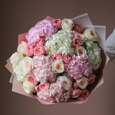 Букет из гортензий и пионовидных роз "Романтический вечер"