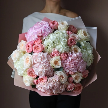Букет из гортензий и пионовидных роз "Романтический вечер"