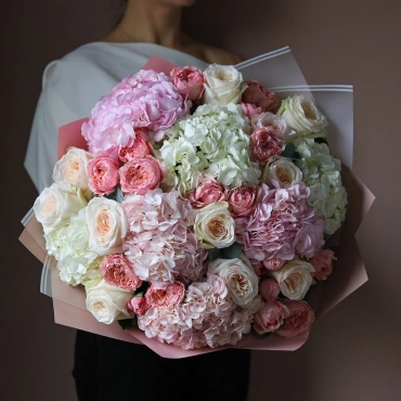 Букет из гортензий и пионовидных роз "Романтический вечер"