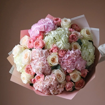 Букет из гортензий и пионовидных роз "Романтический вечер"