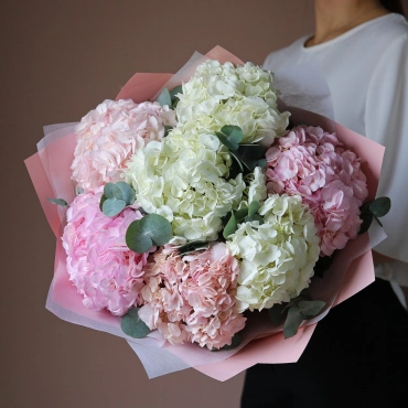 Букет из розовой и белой гортензии