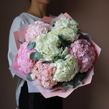 Букет из розовой и белой гортензии