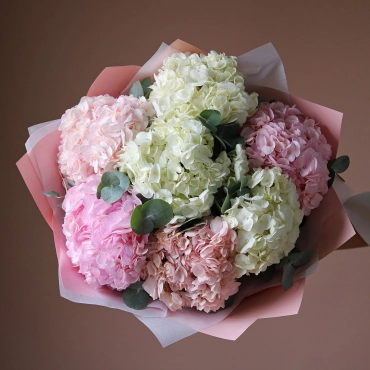 Букет из розовой и белой гортензии