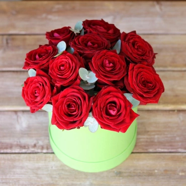 Красные розы в зеленой коробке