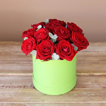 Красные розы в зеленой коробке