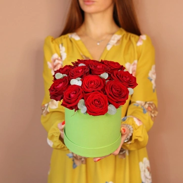 Красные розы в зеленой коробке