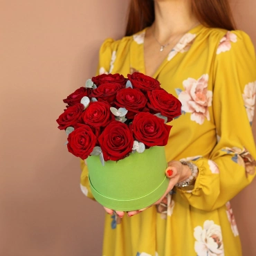 Красные розы в зеленой коробке