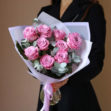 Фиолетовые розы с эвкалиптом