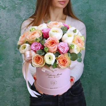 Пионовидные розы с ранункулюсами в коробке