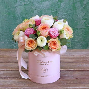 Пионовидные розы с ранункулюсами в коробке