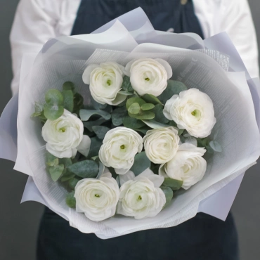 Букет из белых ранункулюсов