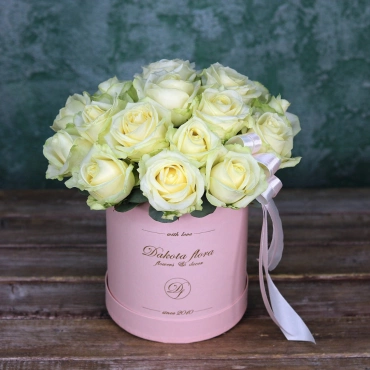 Белые розы в коробке