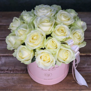 Белые розы в коробке