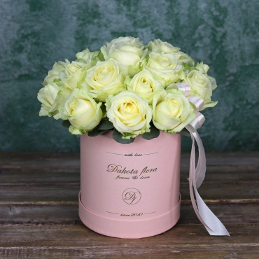 Белые розы в коробке