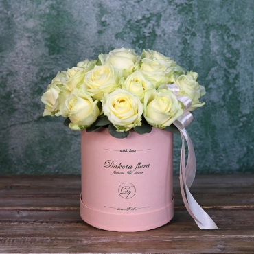 Белые розы в коробке