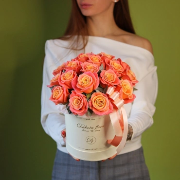 Розы Мисс Пигги в коробке