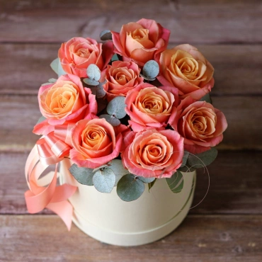 Розы Мисс Пигги в коробке