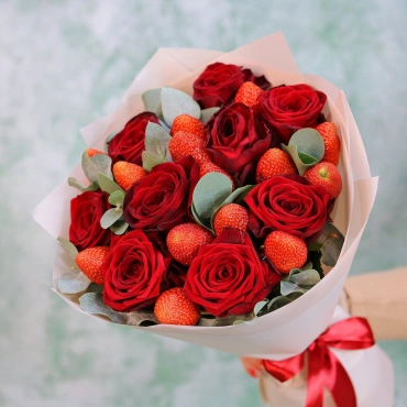 Розы с клубникой букет