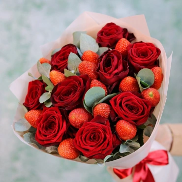 Розы с клубникой букет