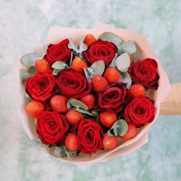 Розы с клубникой букет