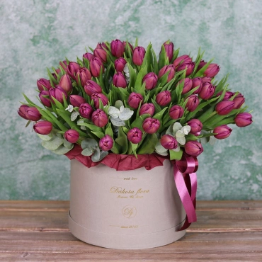 Фиолетовые тюльпаны в коробке