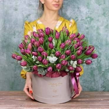 Фиолетовые тюльпаны в коробке