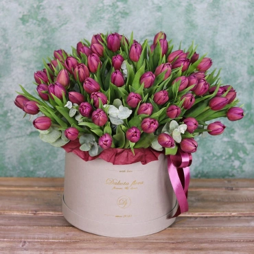 Фиолетовые тюльпаны в коробке