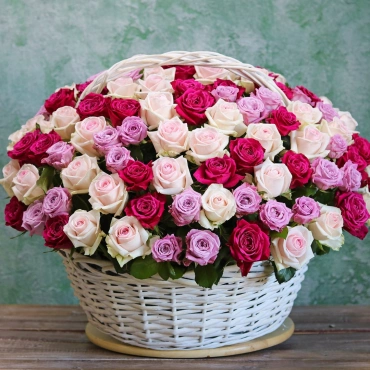 Красивые розы в корзине