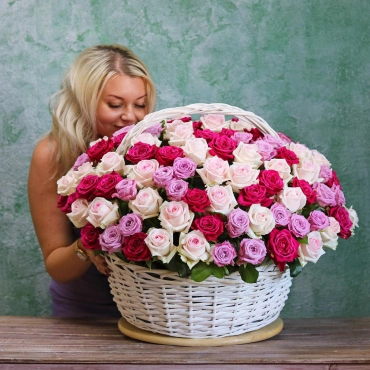 Красивые розы в корзине
