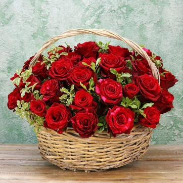 Корзина красных роз