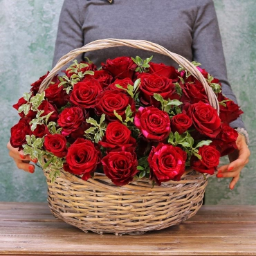 Корзина красных роз