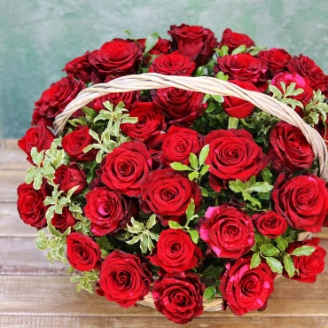 Корзина красных роз