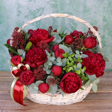 Бордовые пионы в корзине