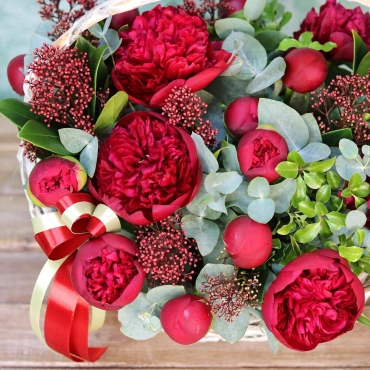 Бордовые пионы в корзине