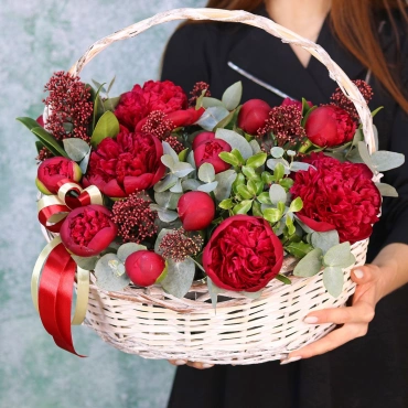 Бордовые пионы в корзине
