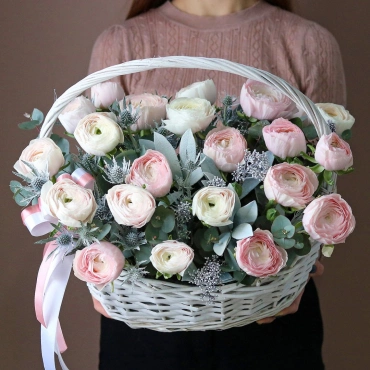 Корзина с ранункулюсами