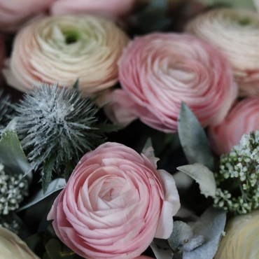 Корзина с ранункулюсами