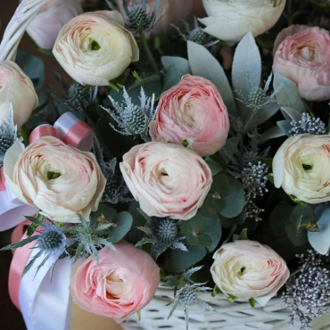 Корзина с ранункулюсами