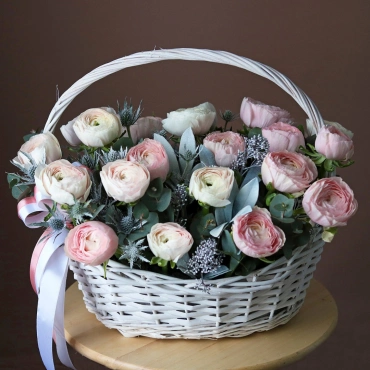 Корзина с ранункулюсами