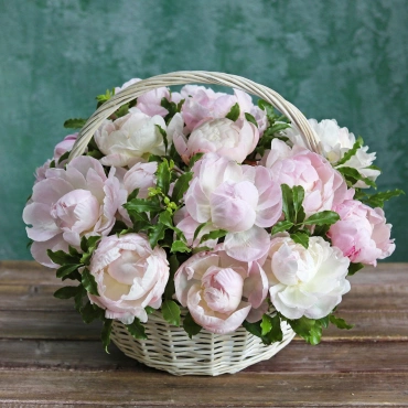 Нежно-розовые пионы в корзине