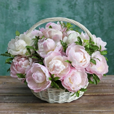 Нежно-розовые пионы в корзине